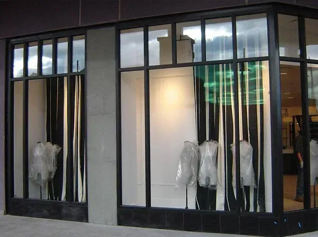 Un escaparate con muchos escaparates y maniquíes.