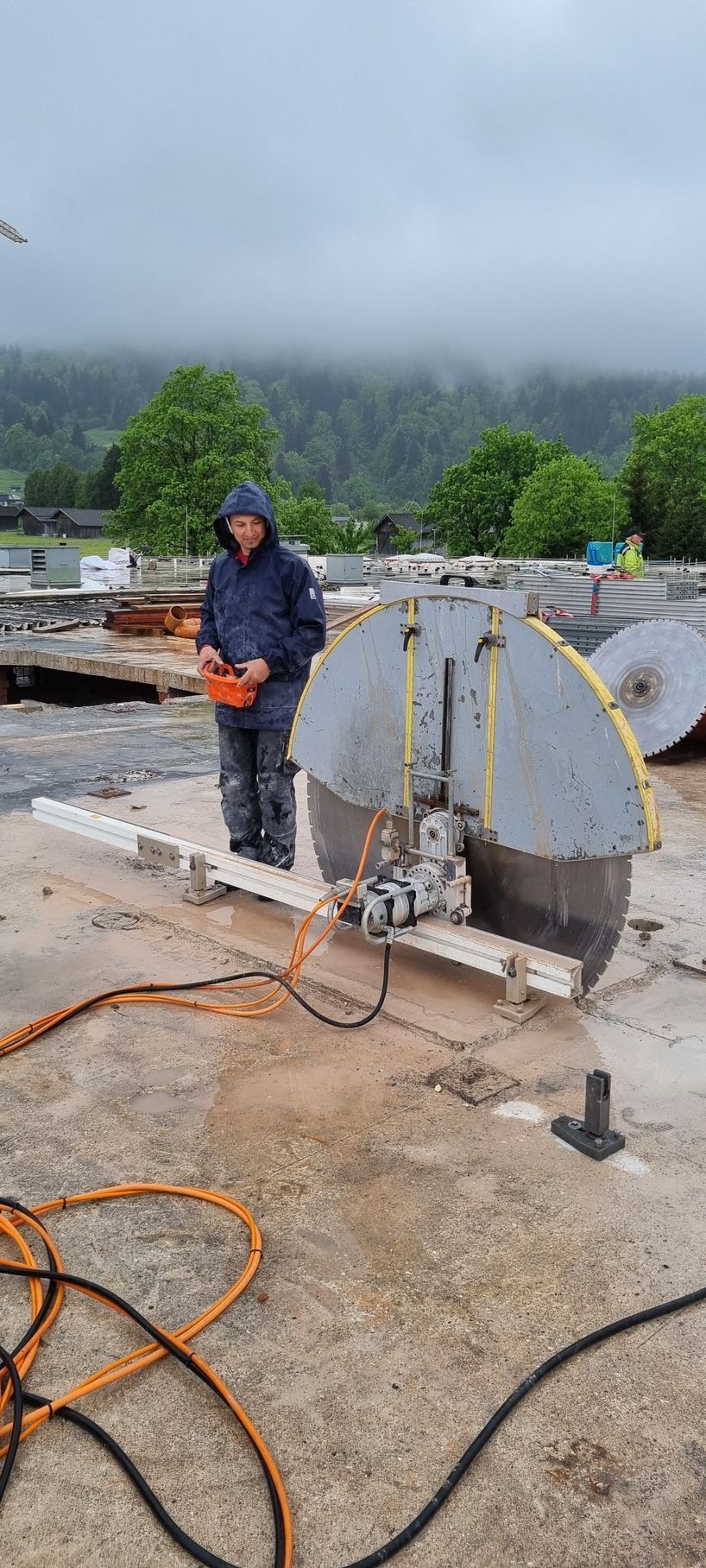 Mitarbeiter von Arturas bedient eine Lochseilsäge