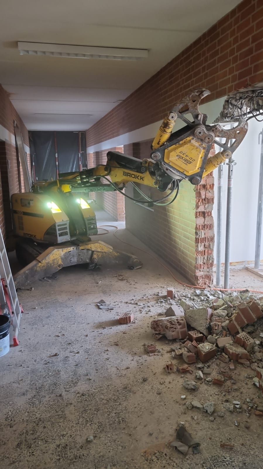 Roboter reißt eine Wand ein