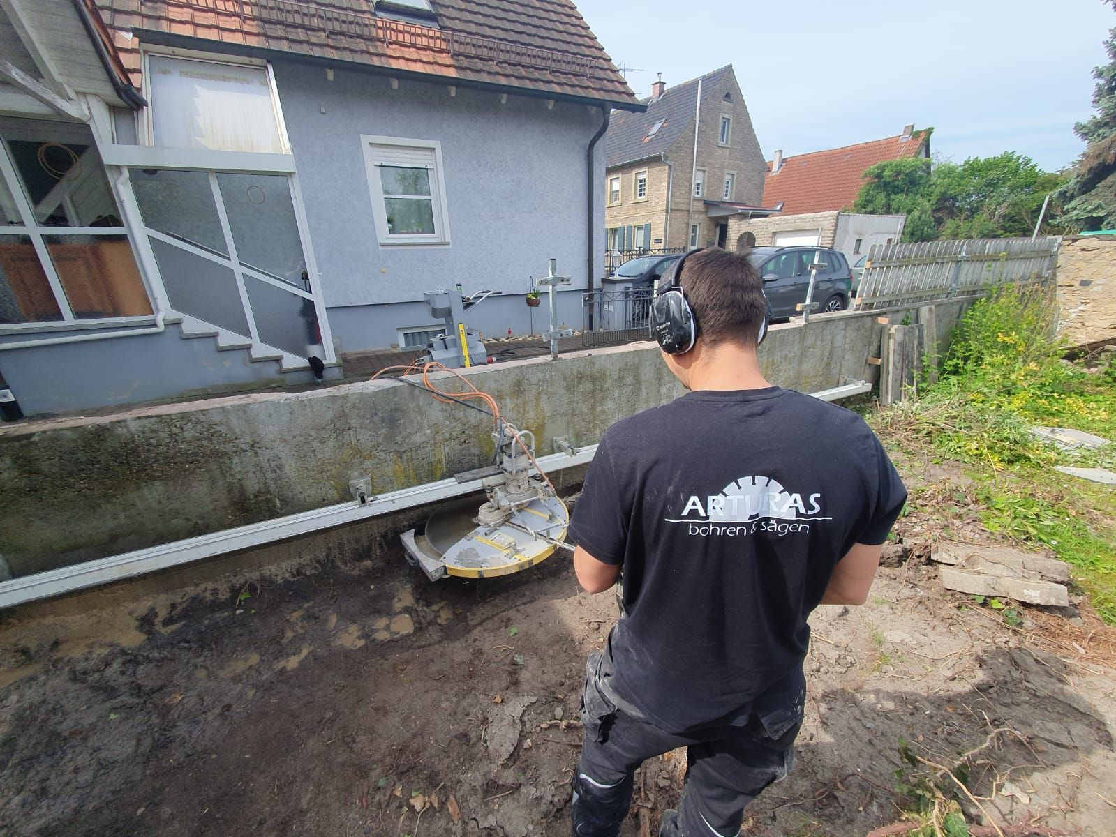 Mitarbeiter von Arturas bedient eine Wandsäge