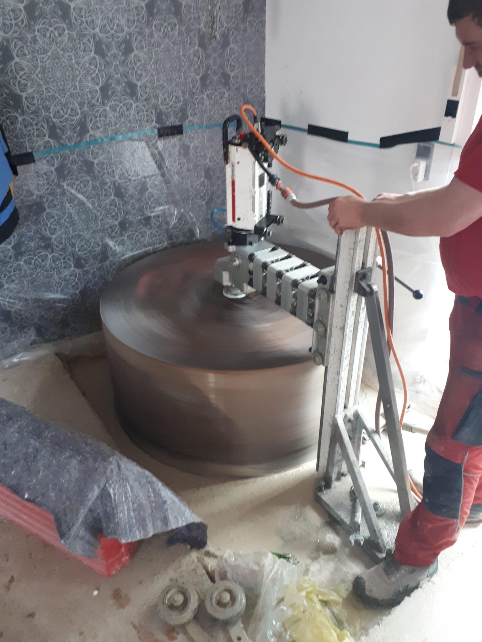 Mitarbeiter von Arturas bedient eine Lochsäge