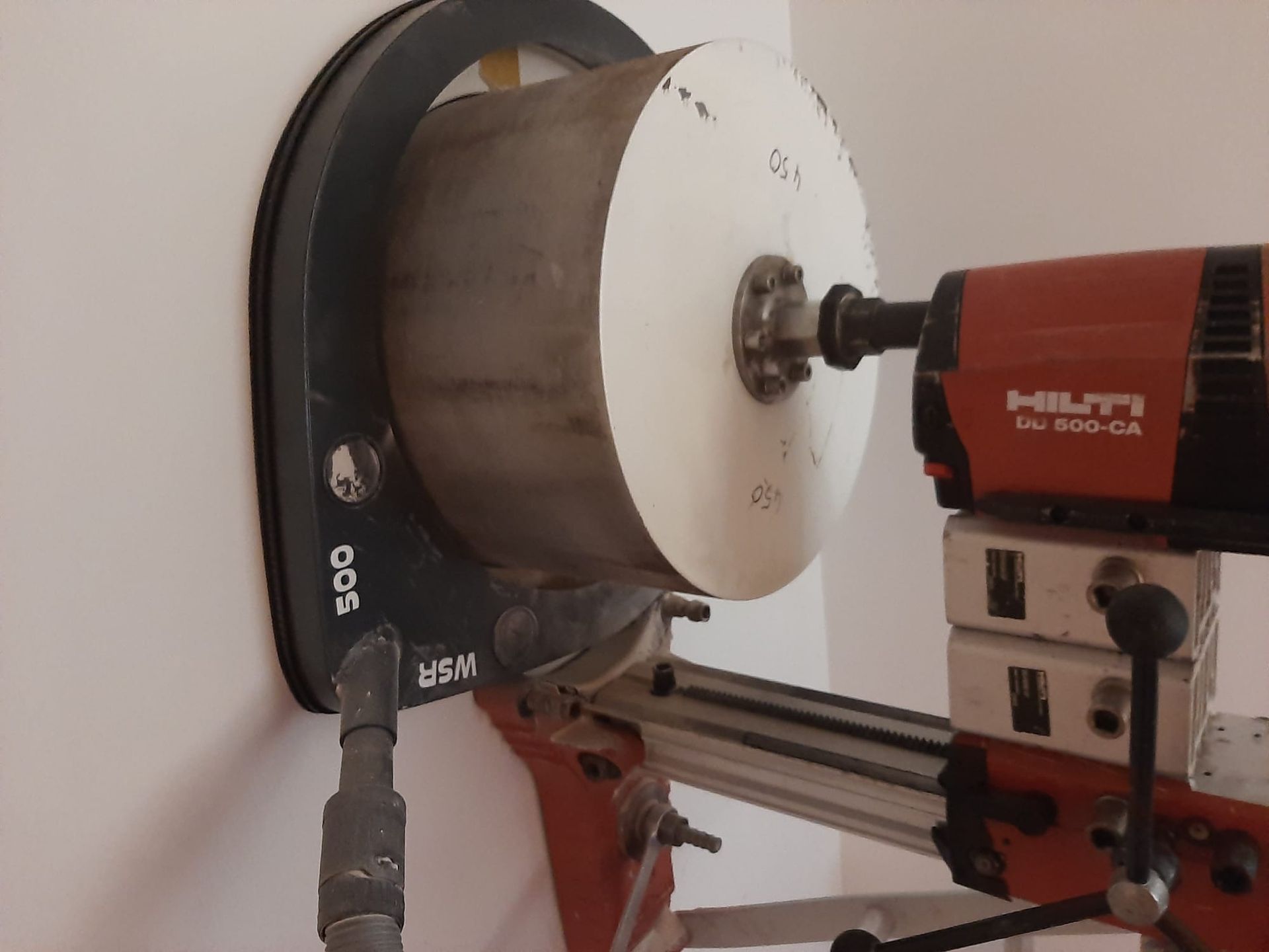 Lochbohrer von Hilti, welcher ein Loch in eine Wand bohrt