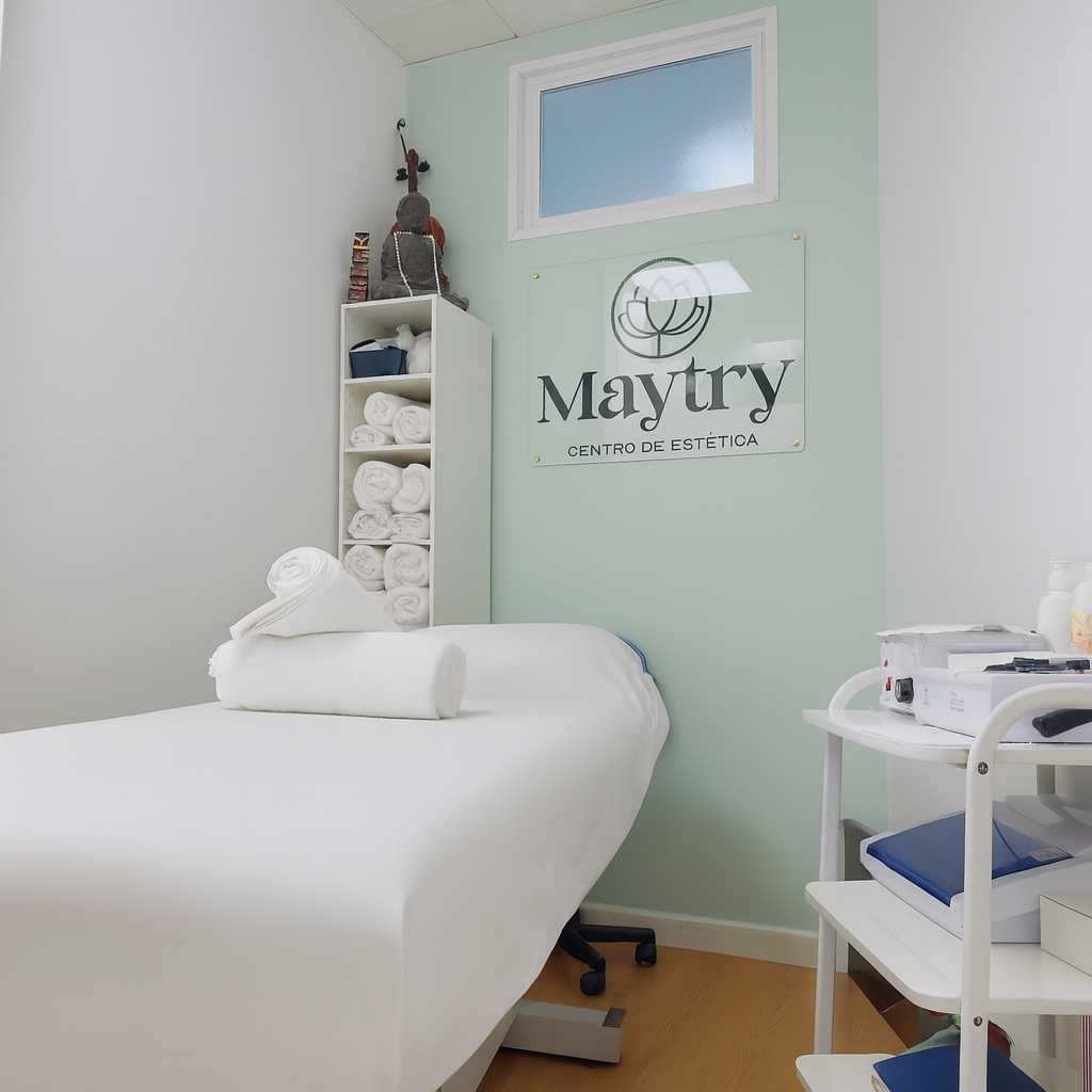 Una habitación con paredes azules y una cama blanca.