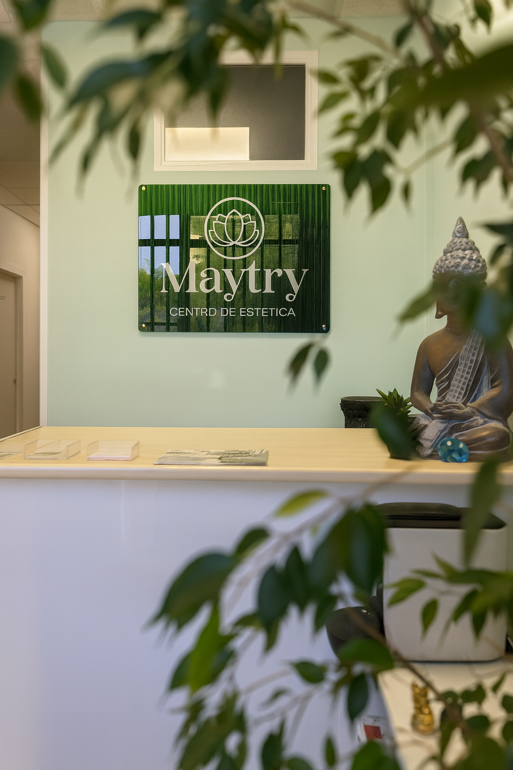 Un edificio con un cartel que dice maytry unisex