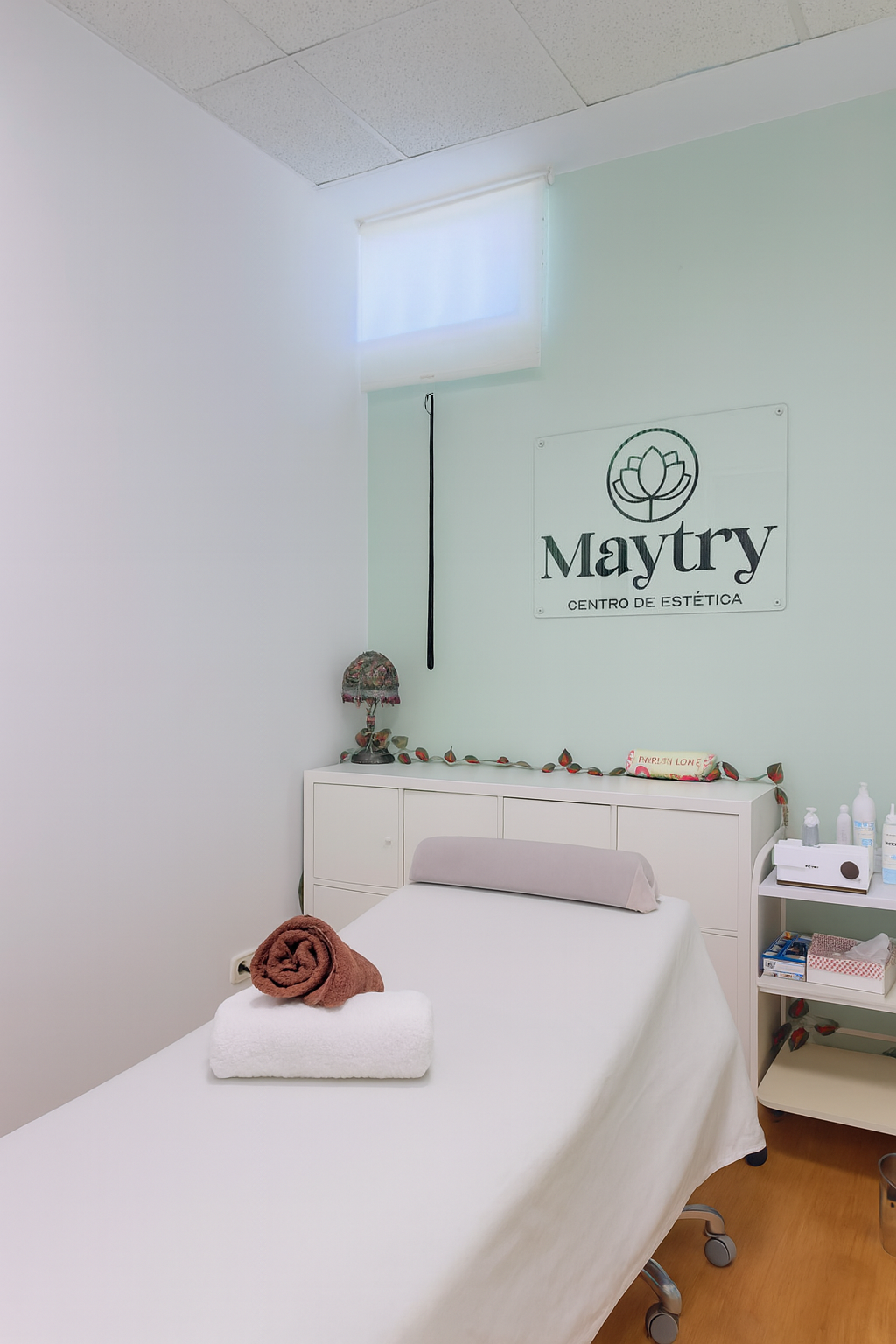 Hay una cama en una habitación con paredes moradas.