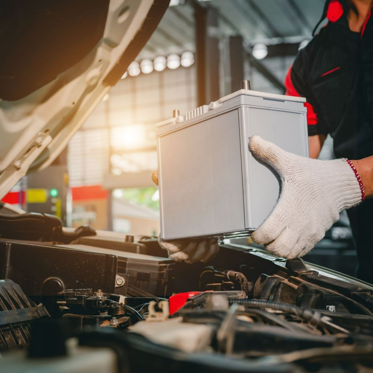 Un garagiste change la batterie d'une voiture