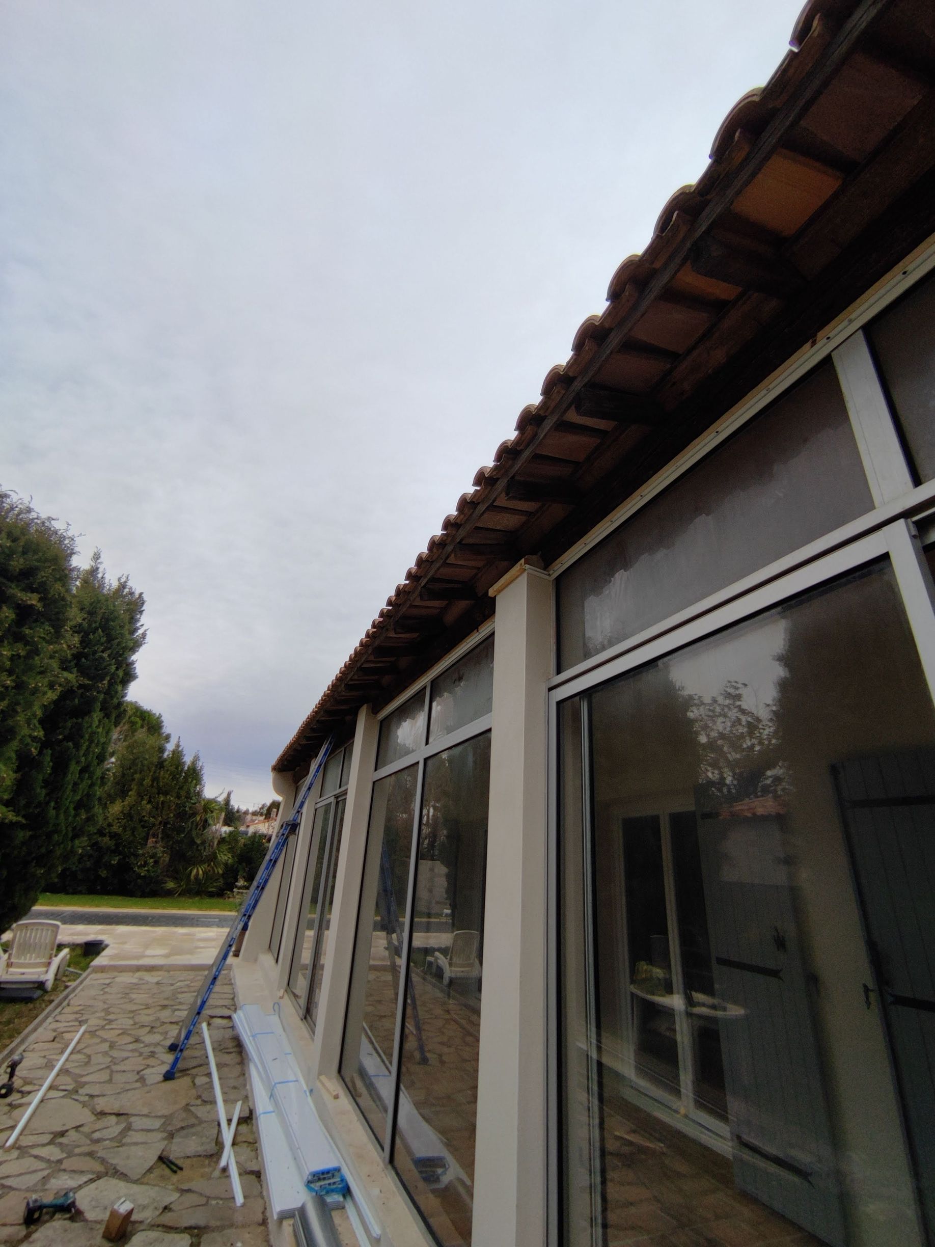 Une sous face en bois avec des morceaux de bois mal alignés