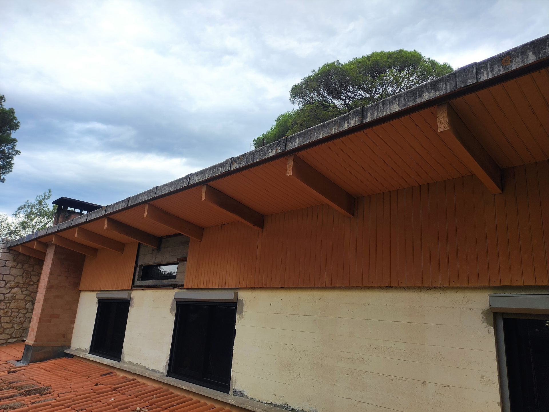 Un dessous de toit en bois vu du dessous