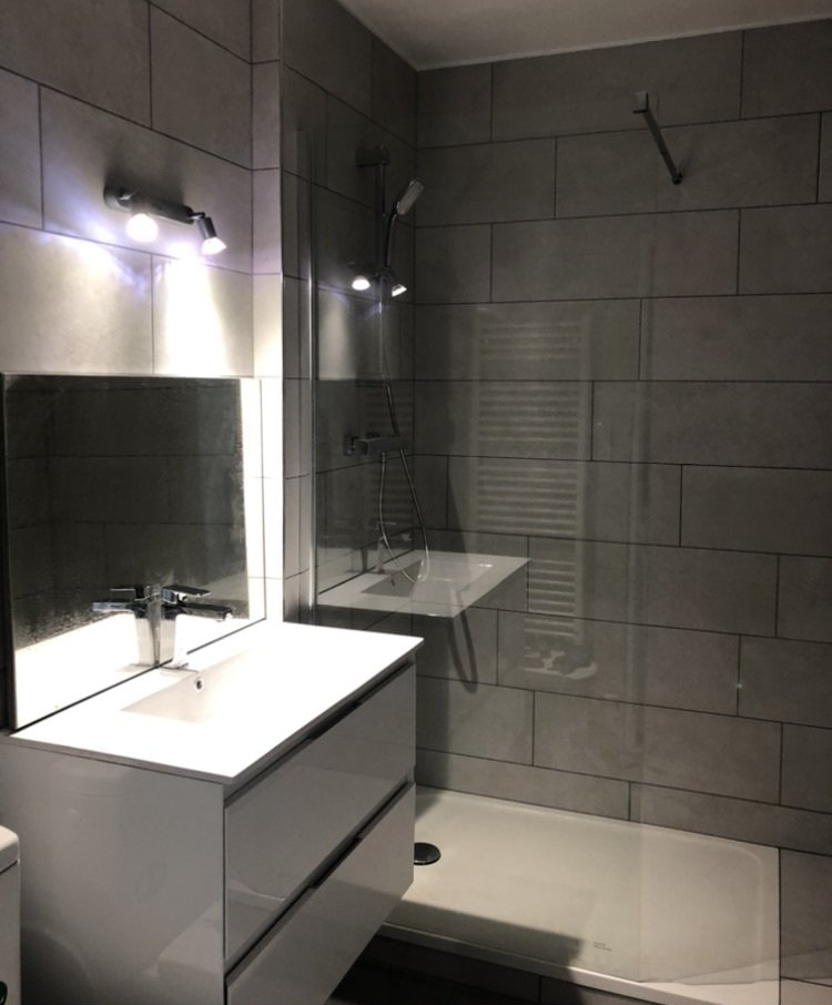 Carrelage d'une douche après
