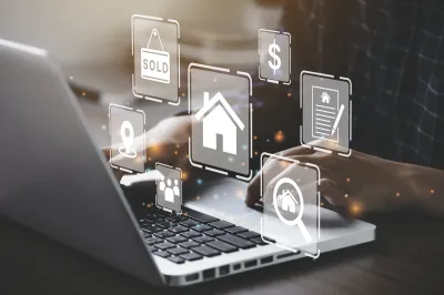 Persona que usa una computadora portátil con íconos inmobiliarios flotantes, probablemente buscando.