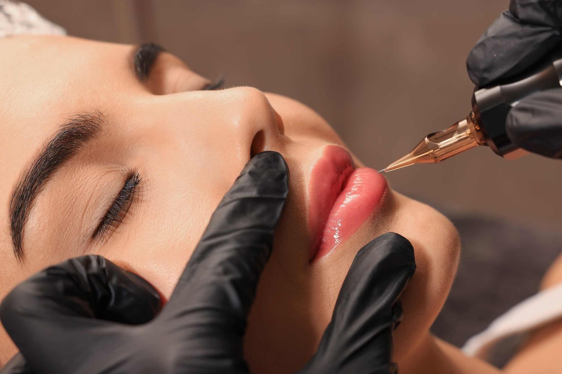 Una mujer se está haciendo un tatuaje permanente en los labios.