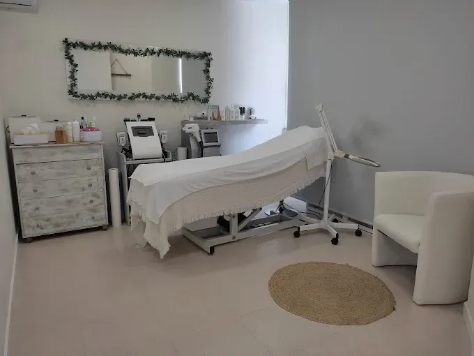 Una habitación con una cama y una silla dentro.