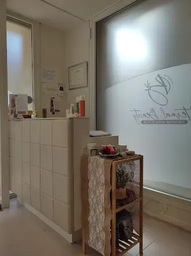 Un pequeño estante de madera está situado delante de una ventana en una habitación.