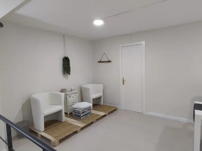 Una sala de espera con dos sillas y una puerta.