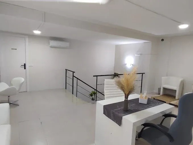 Hay una mesa con un jarrón de flores en el medio de la habitación.