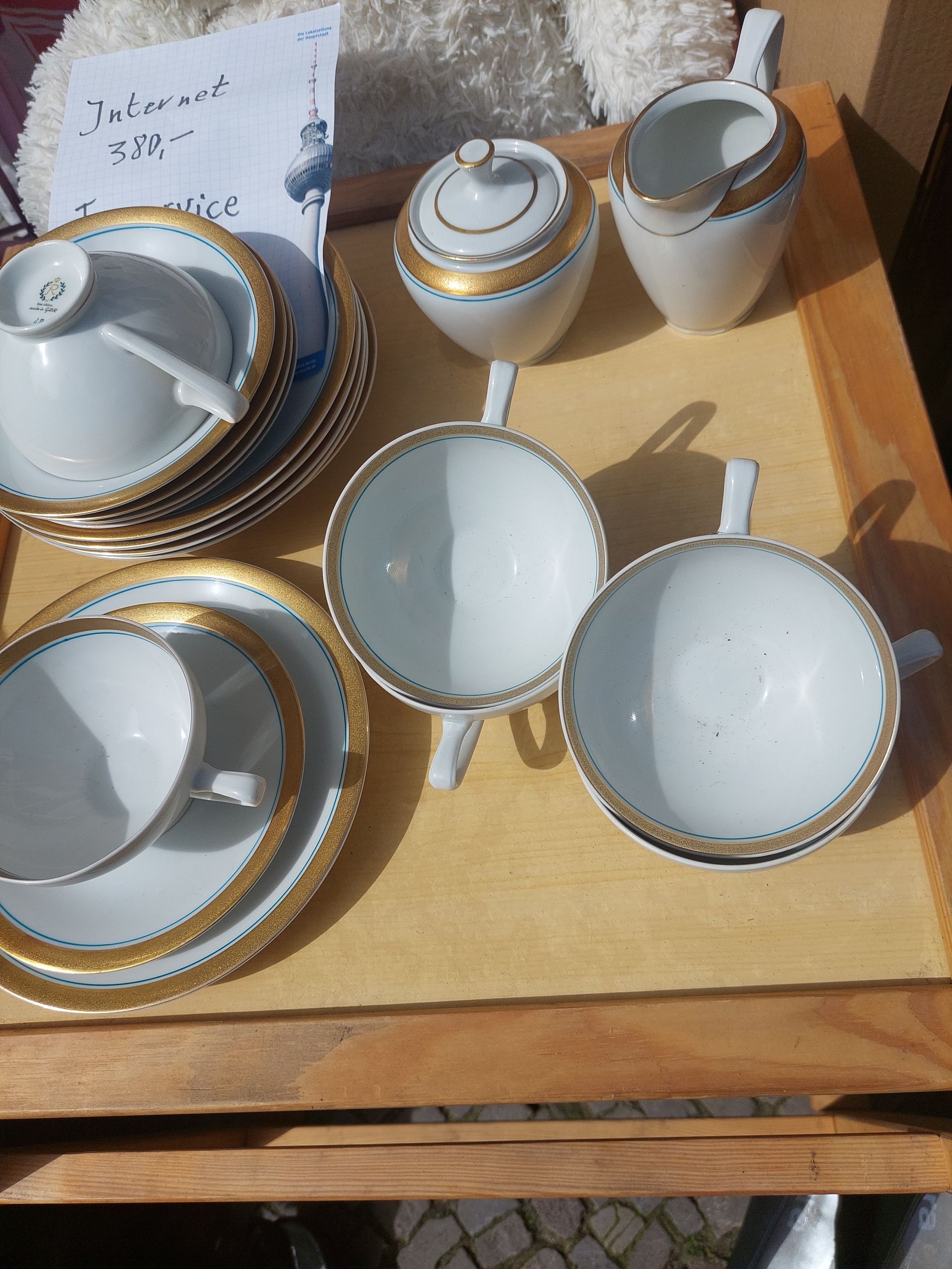 Set aus Teetassen mit Untersetzern