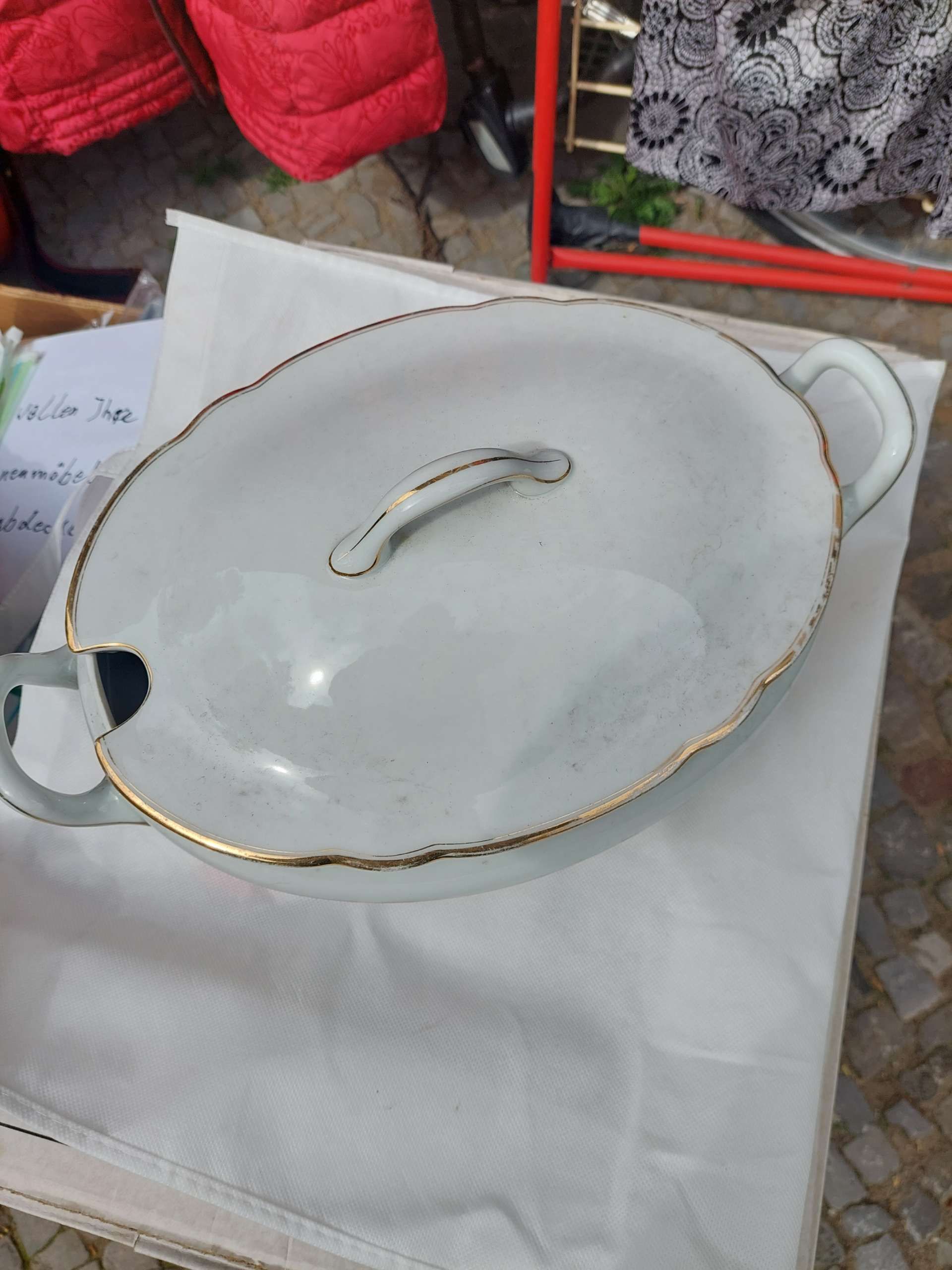 große weiße Porzellanschüssel mit Deckel 