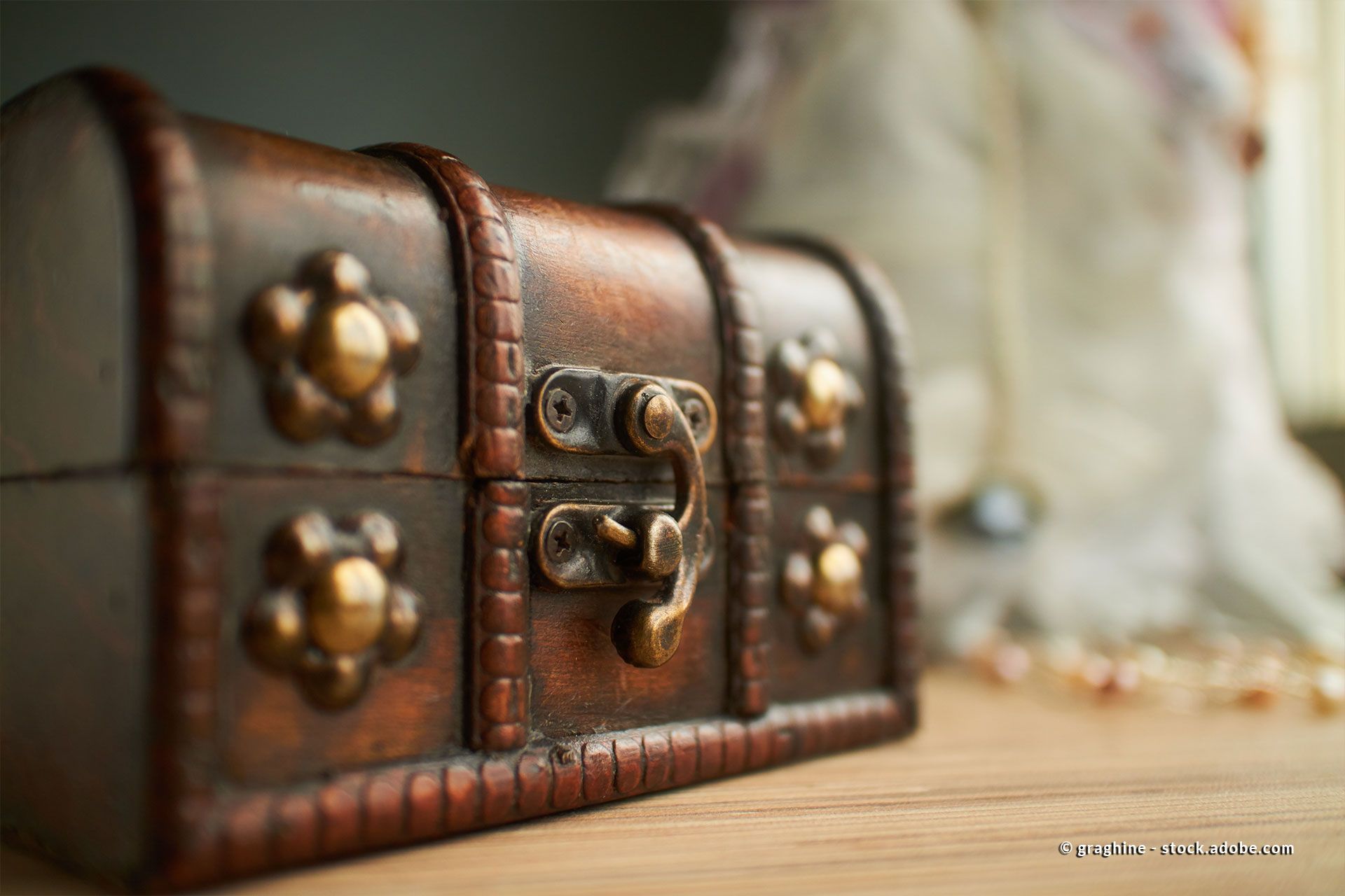 eine kleine antike Vintage-Truhe mit einem Verschluss aus Bronze