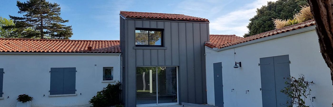 Une maison avec des volets bleus