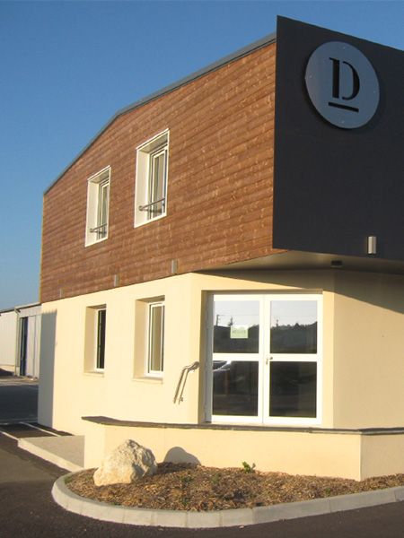 Façade d'une boutique avec bardage en bois