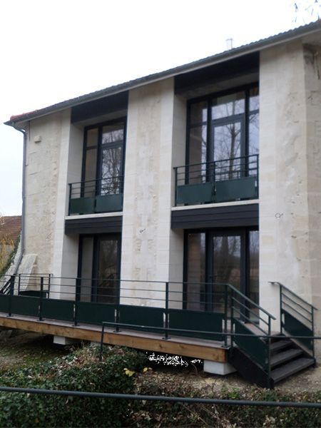 Devanture avec garde-fous métalliques vert