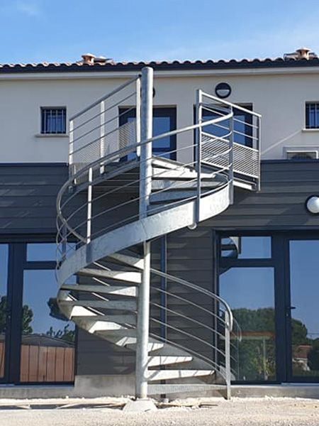 Devanture avec escalier en colimaçon