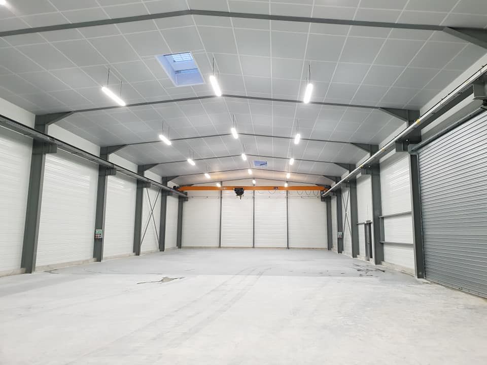 Grand entrepôt vide