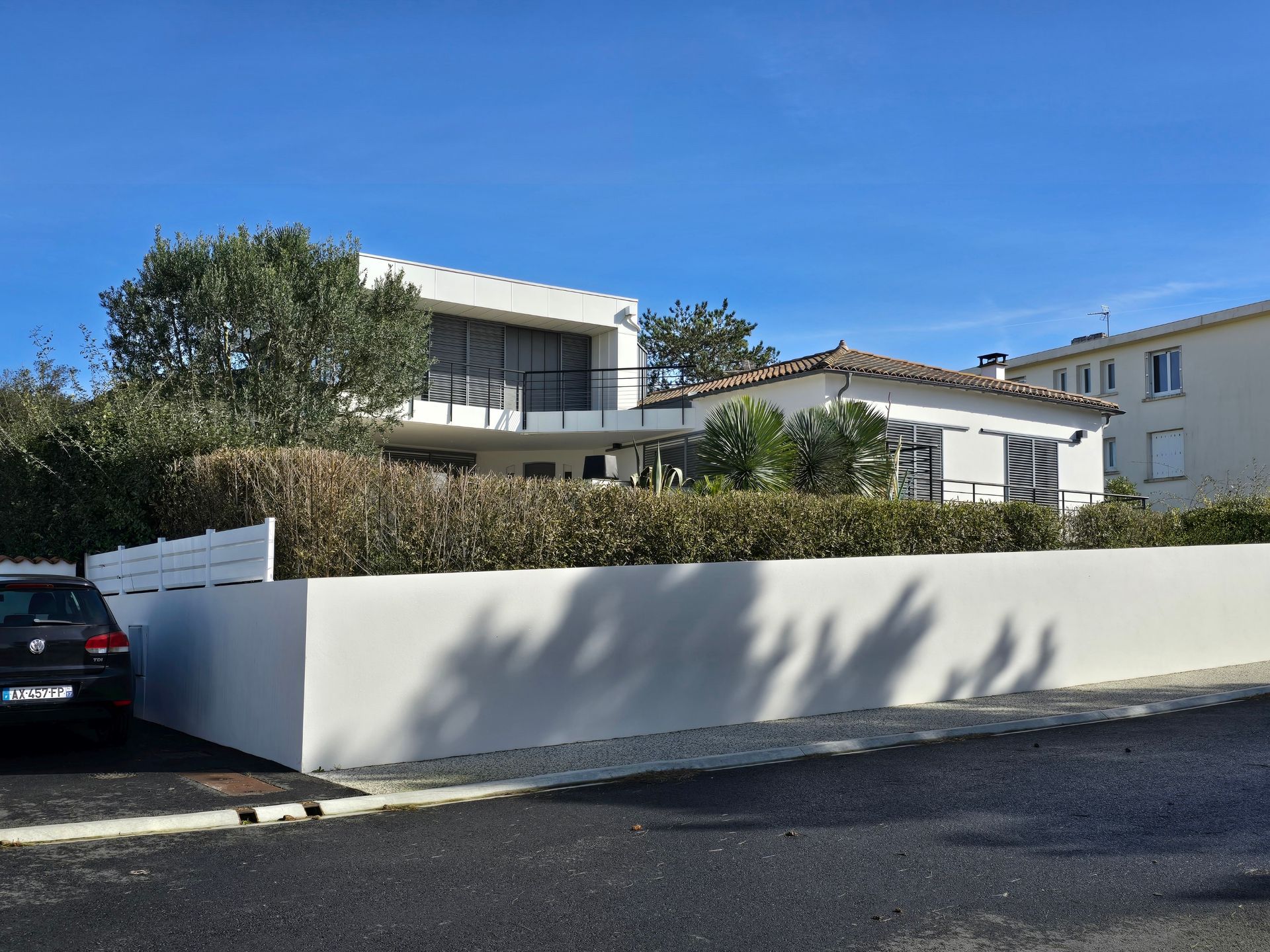 Grande maison derrière un muret