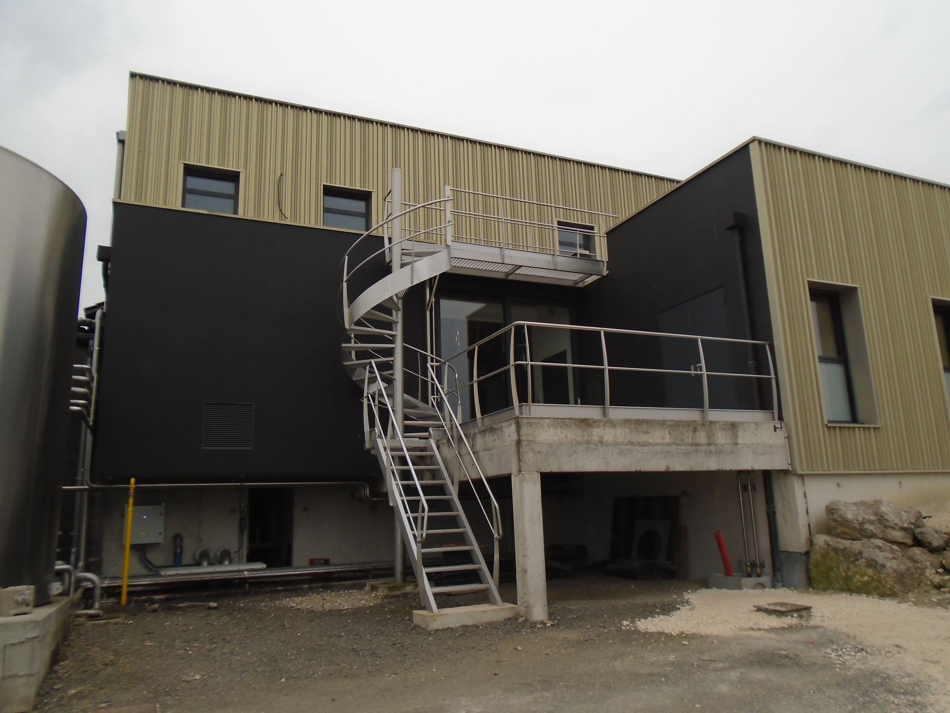 Entrée de la distillerie par temps clair