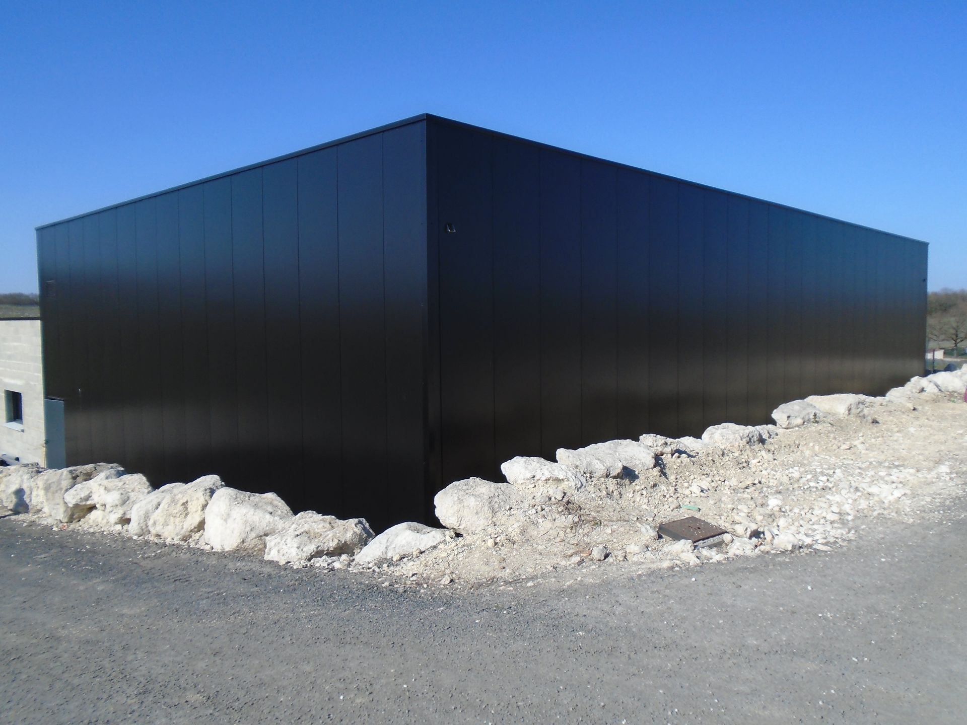 Focus sur bardage noir de la distillerie