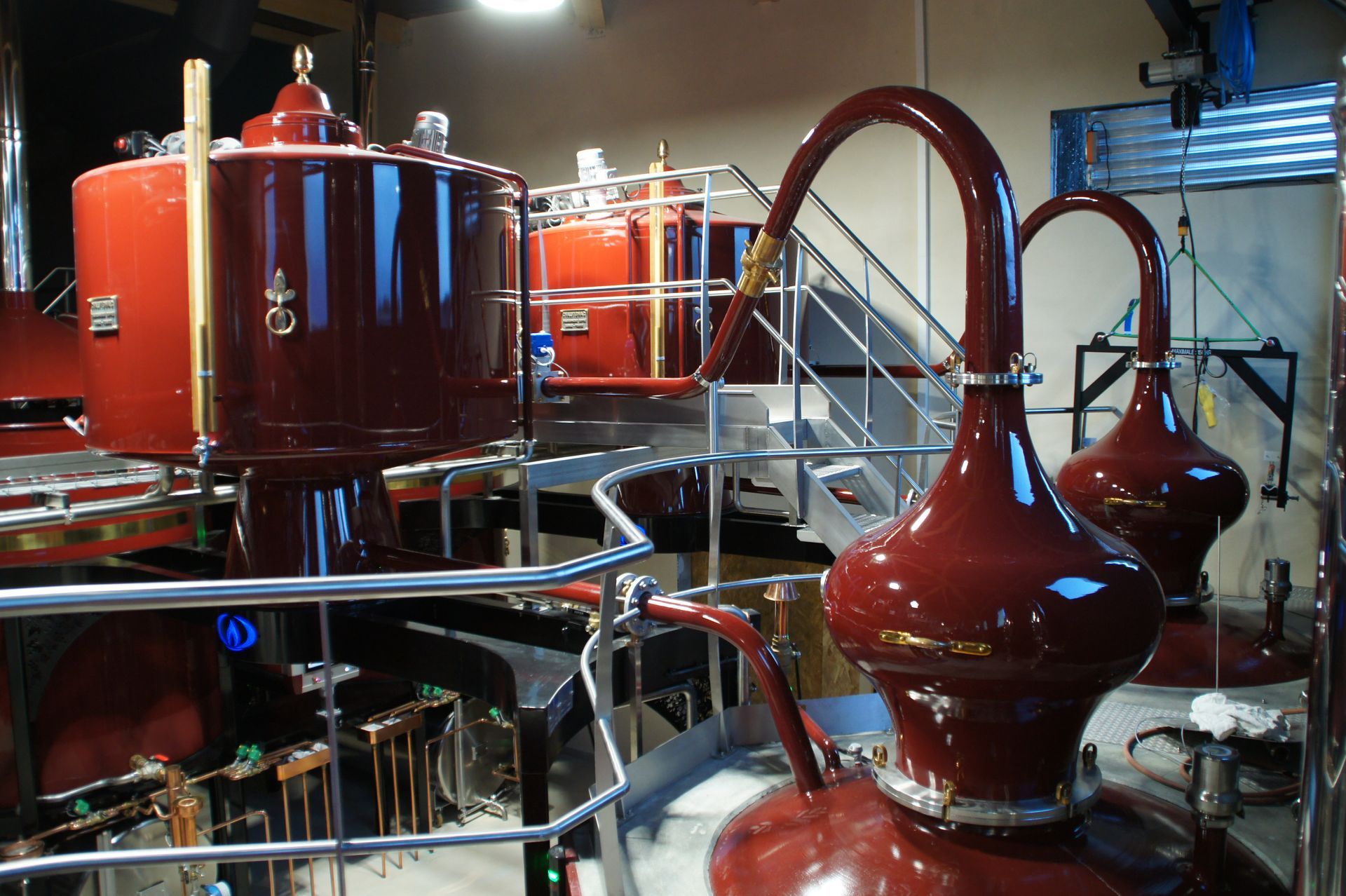 Focus sur alambics rouges et cuves