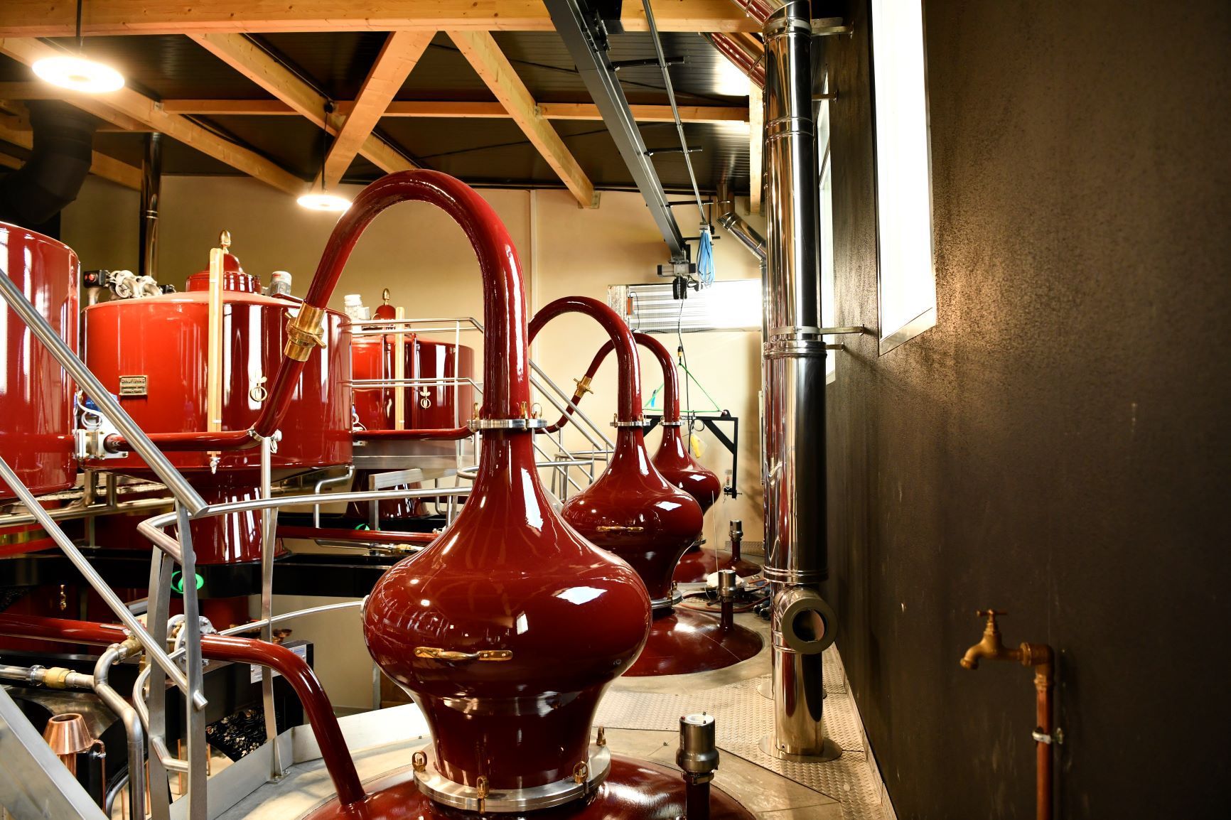 Focus sur alambics rouges alignés