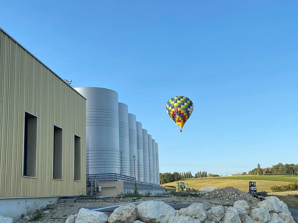 Montgolfière survolant la distillerie