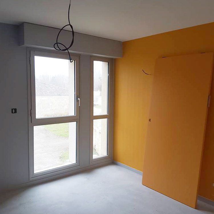 Une pièce lumineuse dans un immeuble