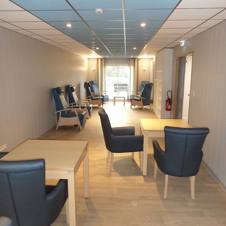 Une salle d'attente avec du mobilier moderne