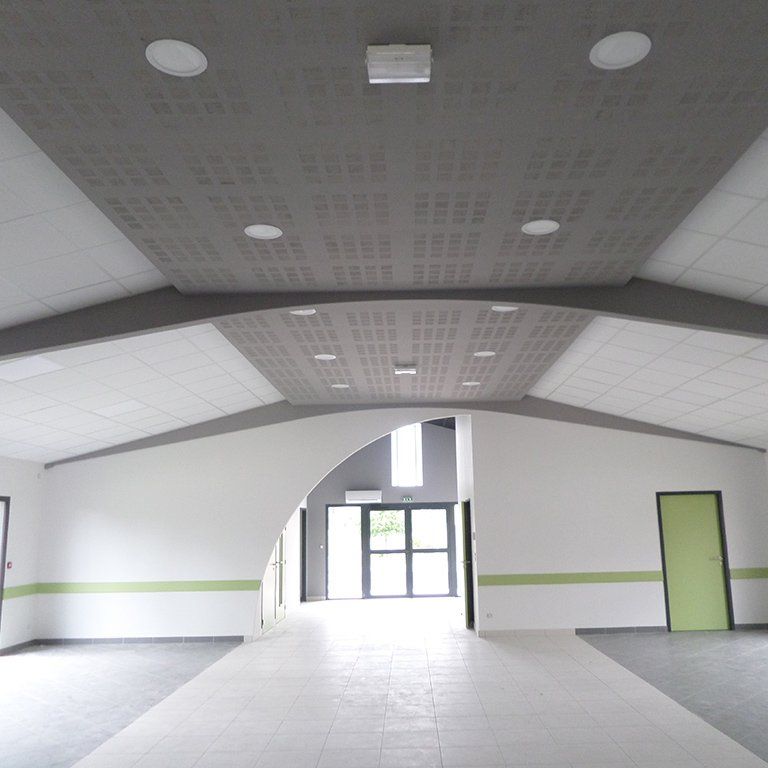 Une salle commune avec un intérieur design