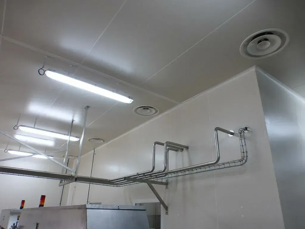 Centrale de traitement de l'air - tuyaux dans couloirs