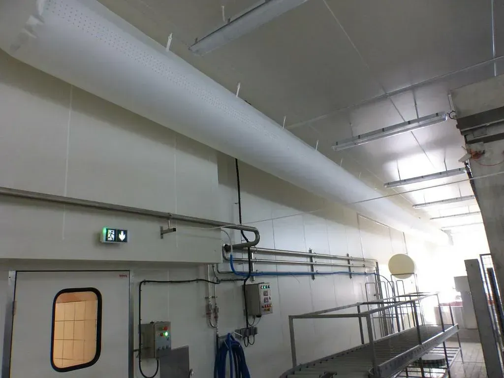 Centrale de traitement de l'air - gros tuyau dans couloirs