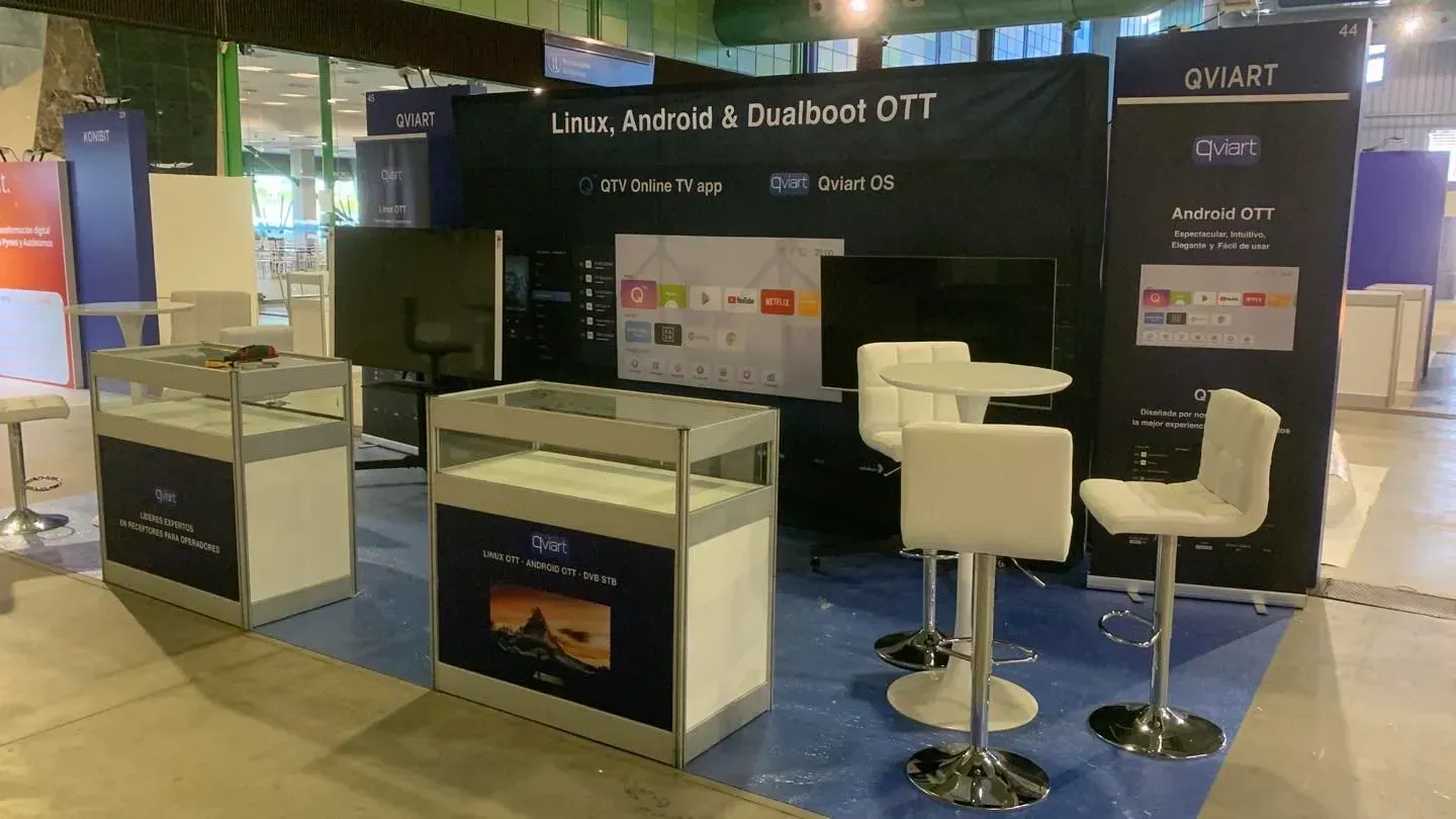 Un stand con mesas y sillas en una habitación.