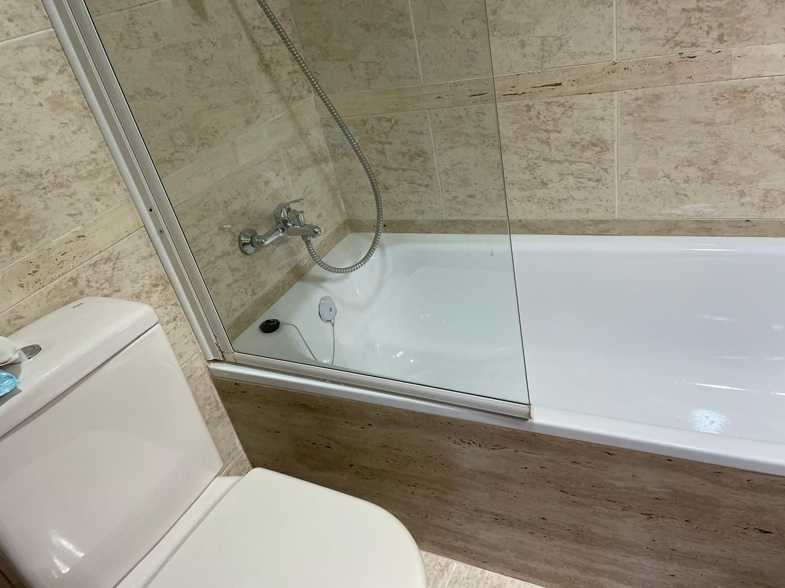 Un baño con inodoro y bañera.