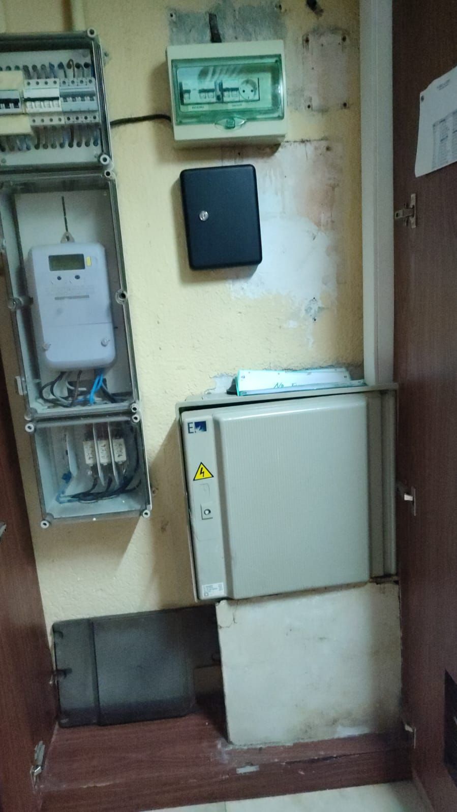 Una habitación con un medidor y una caja en la pared.