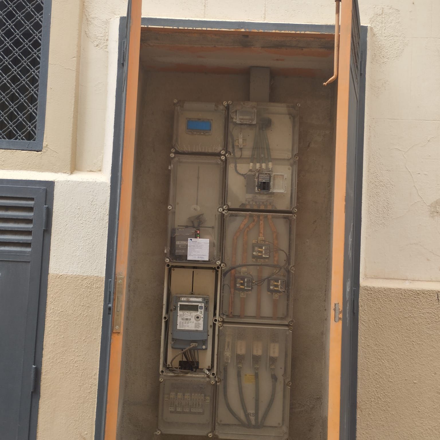 Una caja eléctrica con un medidor dentro de ella.