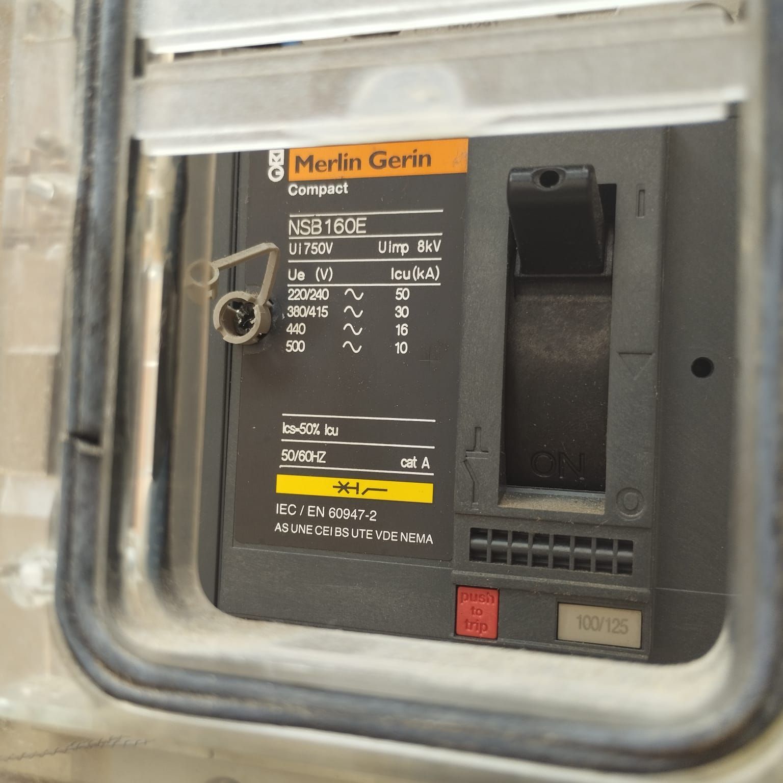 Un dispositivo eléctrico Merlin Gorin se exhibe en una pared.