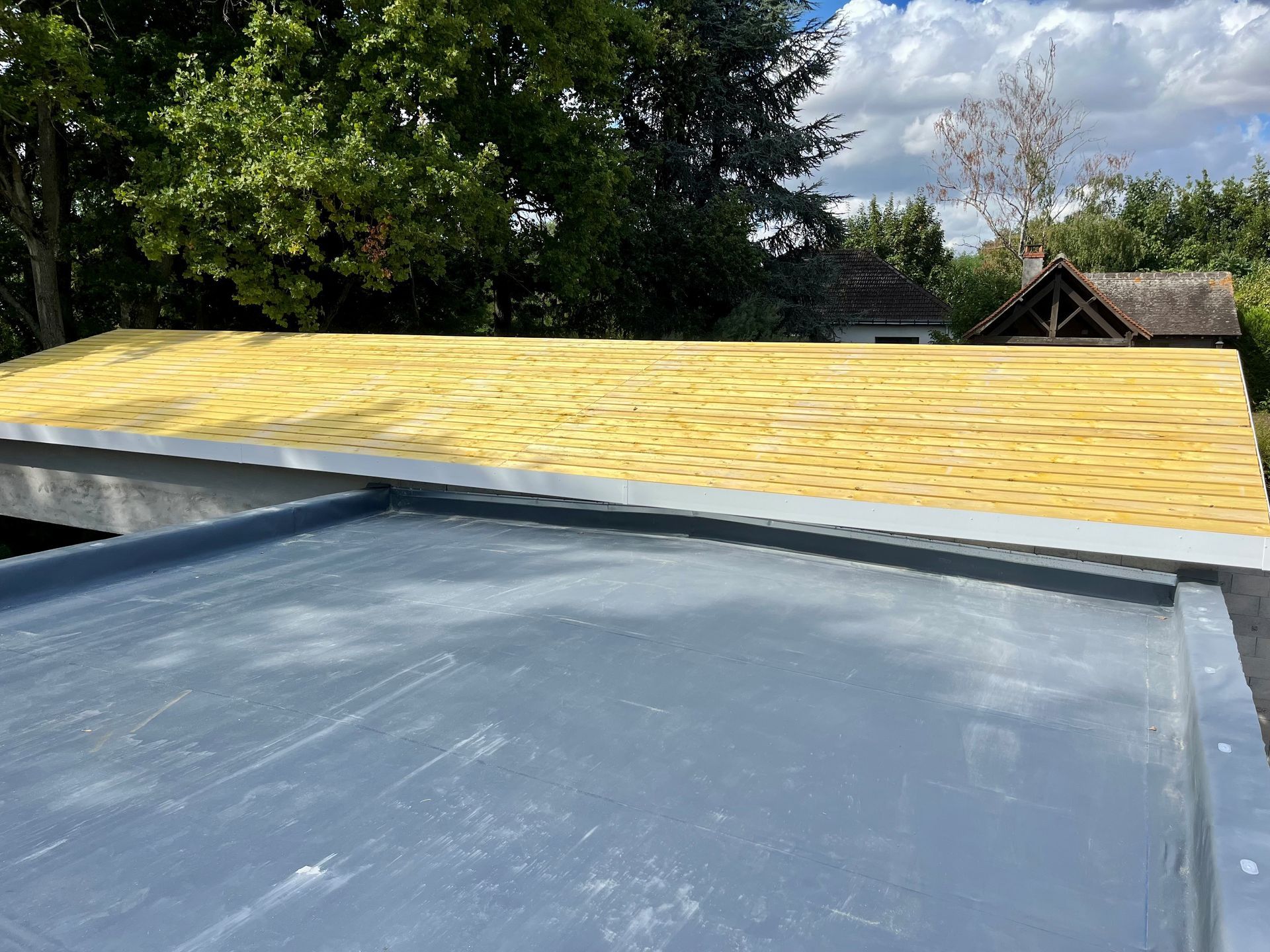 Un toit plat en cours de réparation avec des panneaux isolants.