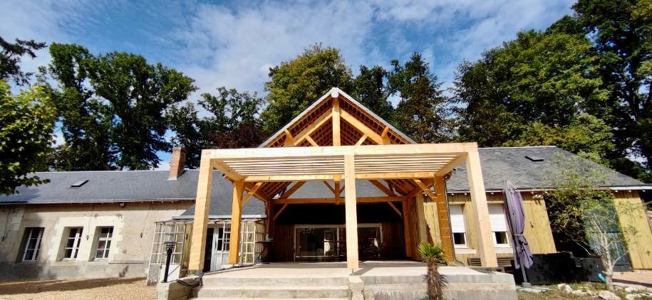 Une structure en bois avec un porche et un bâtiment.
