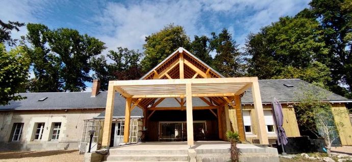 Une structure en bois avec un porche et un bâtiment.