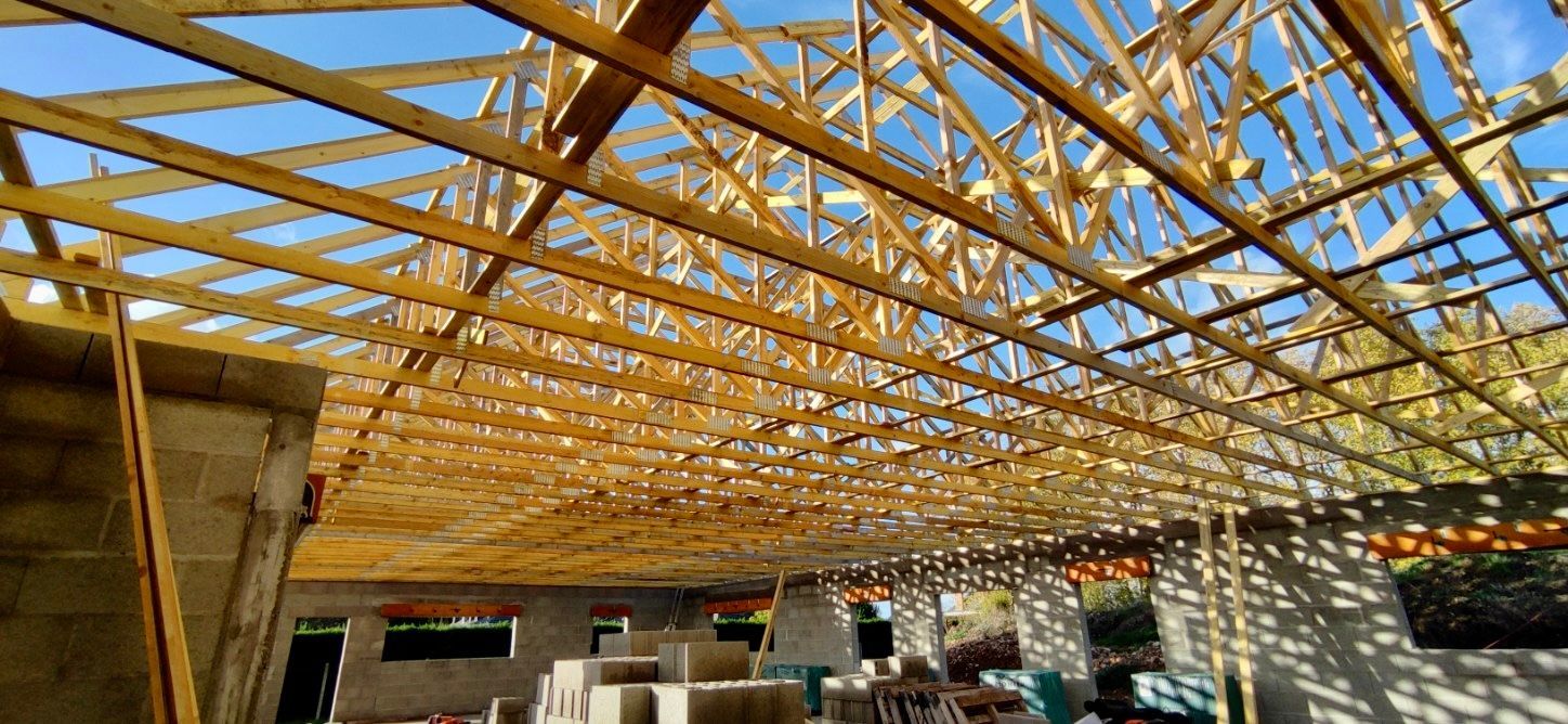 Toiture en bois en construction.