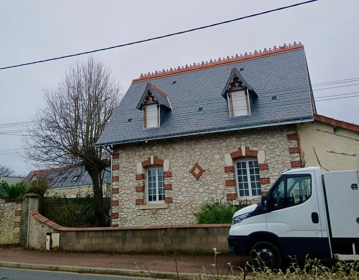 Toiture métallique grise avec gouttières se croisant en plusieurs points.