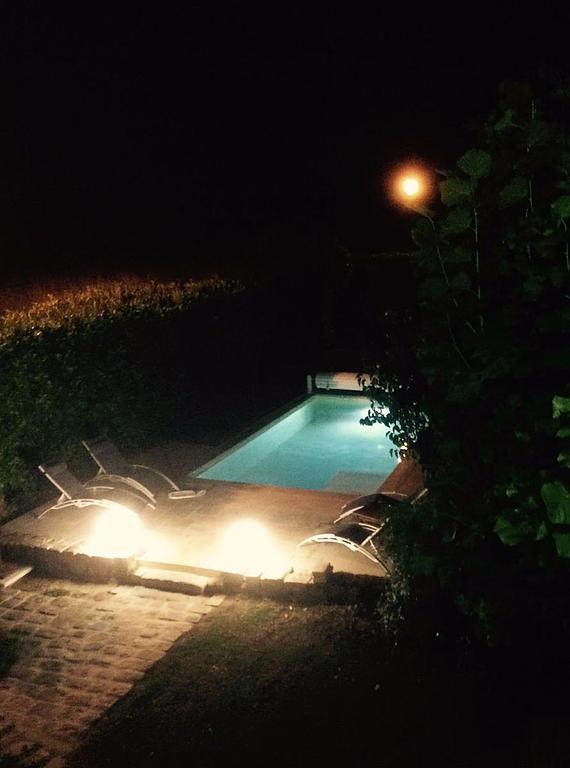 Vue nocturne piscine à coque