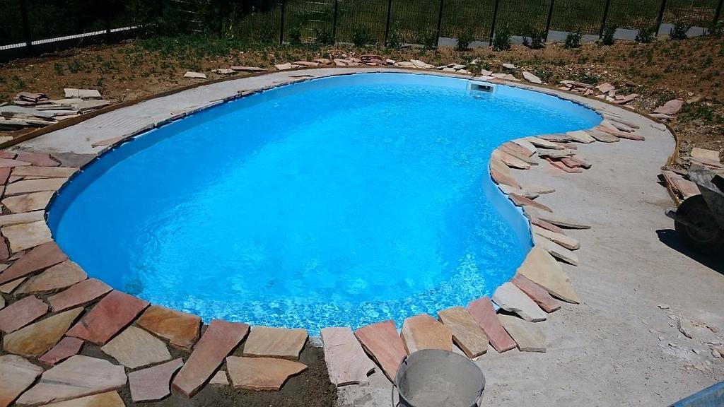 Piscine à coque dallage